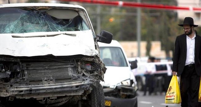 El Halil'de bir araç askerlere daldı: 3 yaralı