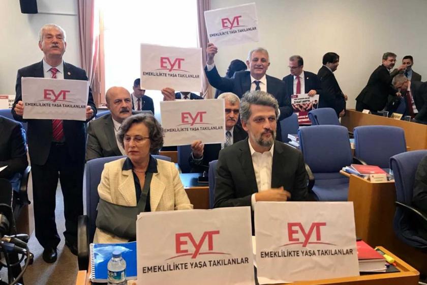 HDP ve CHP Milletvekilleri bütçe görüşmeleri sırasında ellerinde 