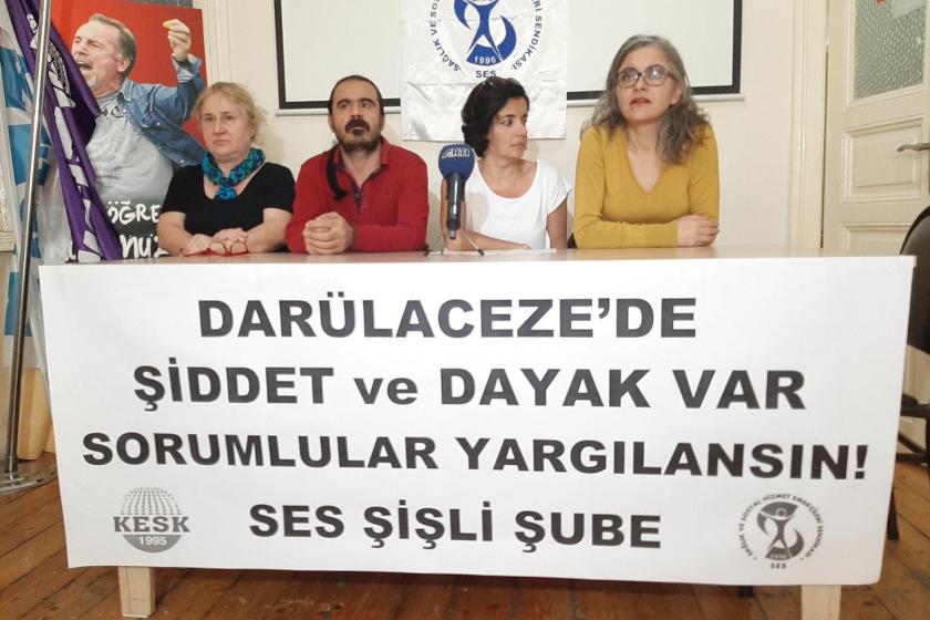 SES üyeleri 'Darülaceze'de şiddet ve dayak var, sorumlular yargılansın!' yazılı pankart arkasında basın açıklaması yaparken