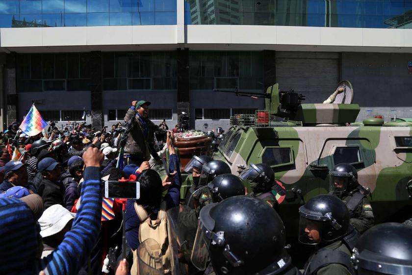 Bolivya'da cenazeleriyle yürümek isteyen darbe karşıtlarına polis saldırdı