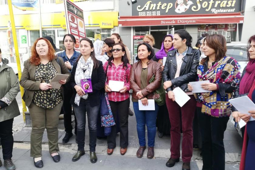 Adana HDP Kadın Meclisi ve Adana Kadın Platformu üyeleri, PTT önünde açıklama yaparken