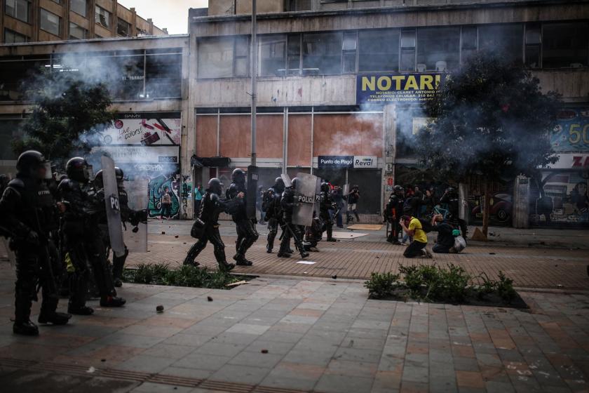 Bogota'daki polis, eylemlere katılanlara saldırdı.