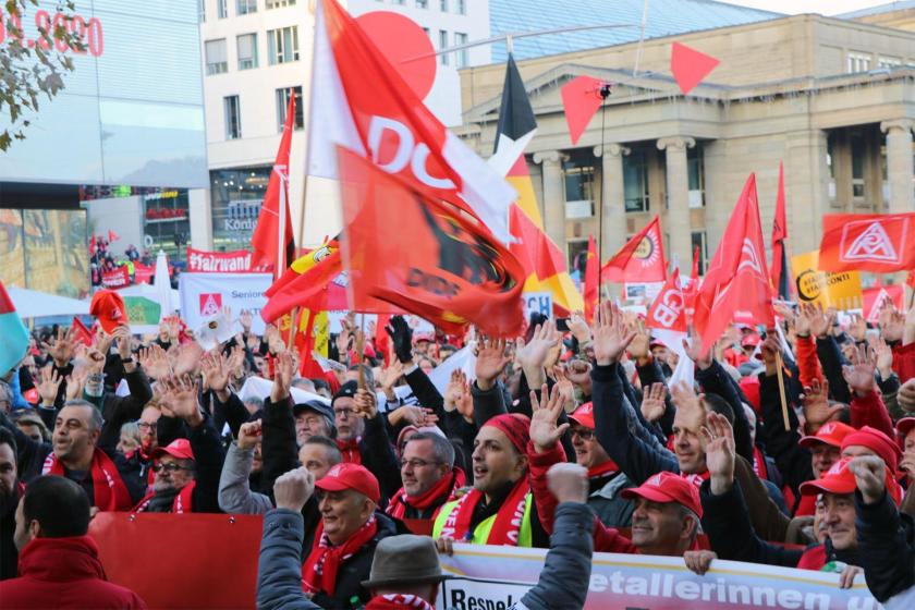 Almanya'da işten atmalara karşı miting düzenleyen metal işçileri