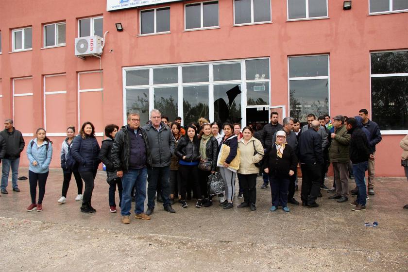 Ücretleri ödenmeyen tekstil işçileri, atölye önünde beklerken