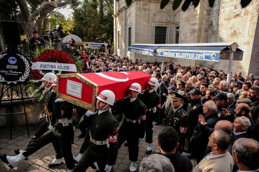 Yaşar Büyükanıt'ın Türk bayrağına sarılı cenazesi askerlerin omuzları üzerinde taşınıyor. 