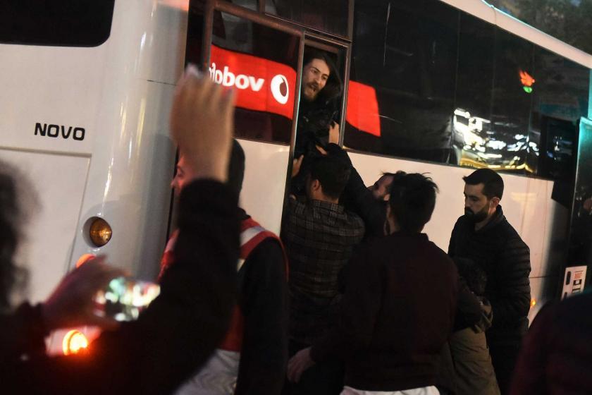 Direnişler Meclisi üyeleri polis tarafından darbedilerek polis otobüsüne bindiriliyor. 