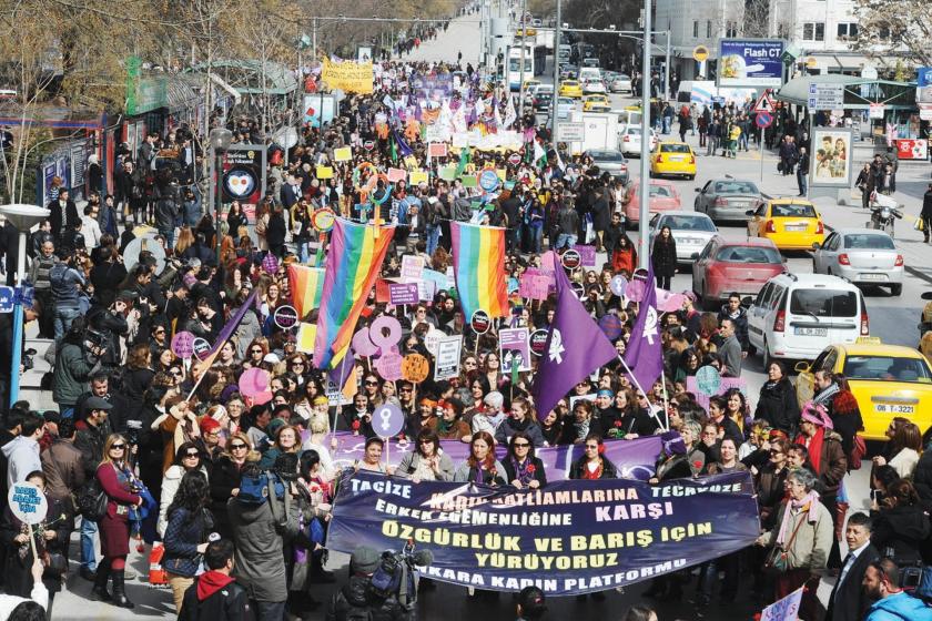 Ankara'da yapılan bir eylemde 'Tacize, kadın katliamlarına, tecavüze, erkek egemenliğine karşı özgürlük ve barış için yürüyoruz' yazılı pankartın arkasında yürüyen yüzlerce kadın