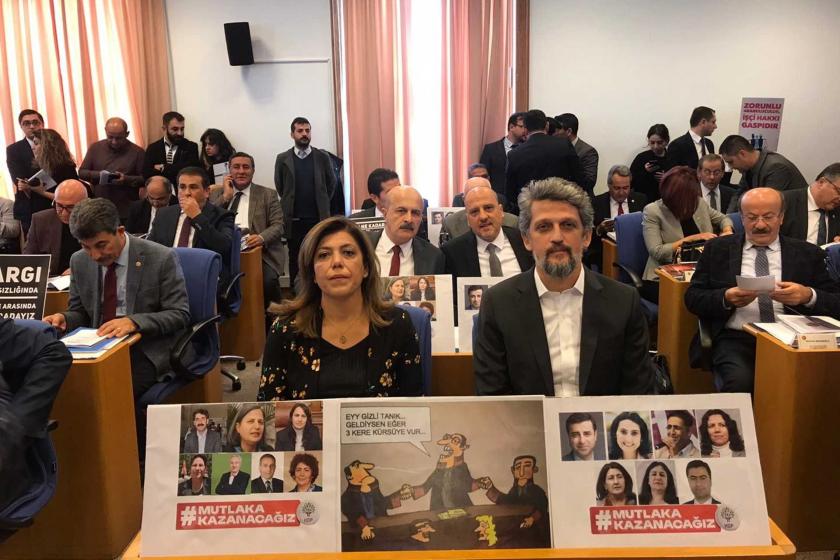 HDP Milletvekilleri Garo Paylan ve Meral Danış Beştaş ellerindek dövizlerle Plan Bütçe Komisyuonu'nda kayyumları protesto ediyor. 