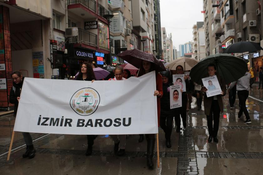 İzmir Barosuna bağlı kadın avukatlar, 25 Kasım dolayısıyla basın açıklaması yaptı.