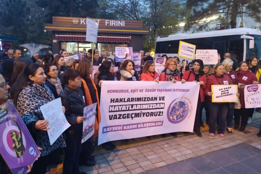 Kayseri'de 25 Kasım'da bir araya gelen kadınlar.