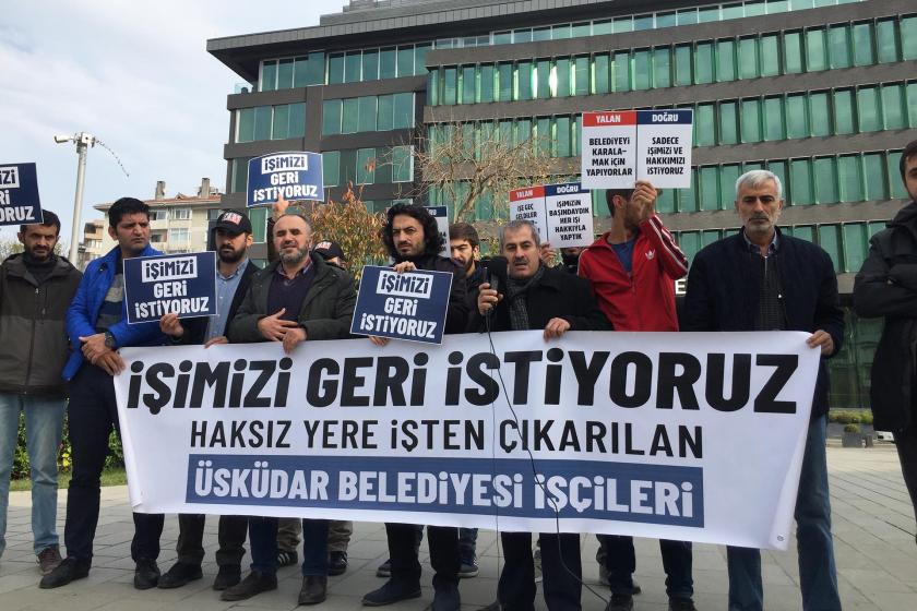 Üsküdar Belediyesinden atılan işçiler 'İşimizi geri istiyoruz' pankartı arkasında basın açıklaması yaparken