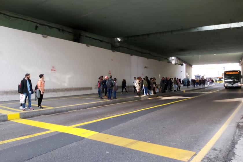 metrobüs duraklarına çizilen