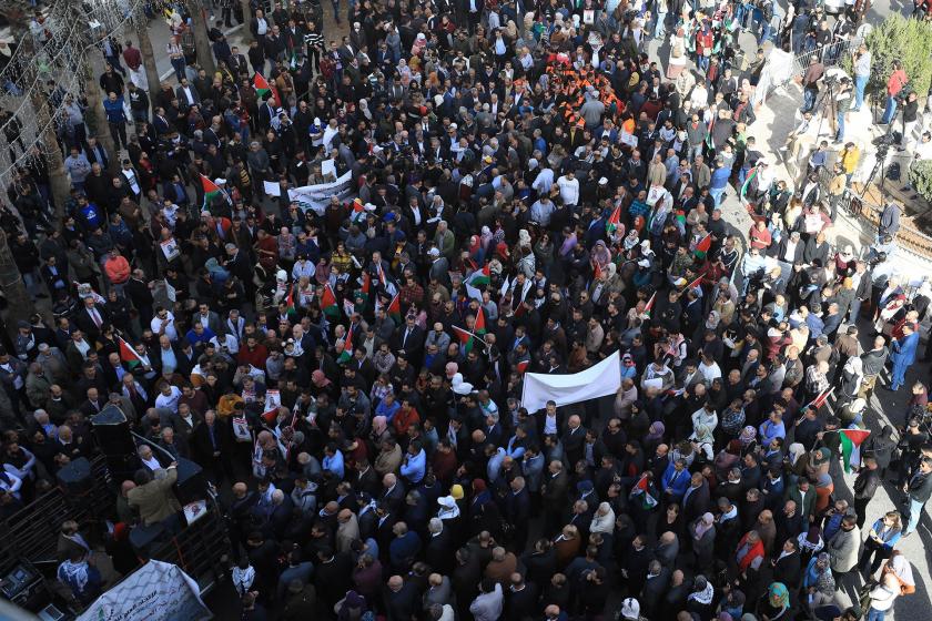 Ramallah'ta toplanan Filistinliler, ABD yönetiminin Yahudi yerleşim birimlerine ilişkin kararını protesto etti. 