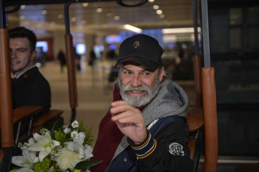 Haluk Bilginer ellerinde çiçeklerle tebrikleri kabul ediyor. 