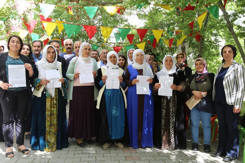 Beyaz Tülbentli Anneler, mahkeme kararını gösteriyor.