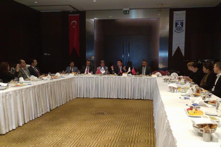 Bodrum Belediye Başkanı Ahmet Aras, gazetecilerle kahvaltıda bir arada.