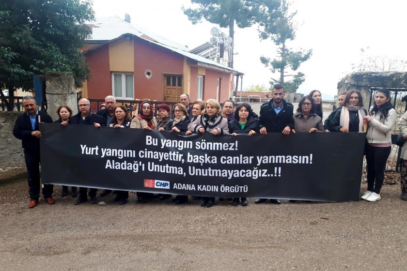 Aladağ'da yurt yangınında ölen 11 çocuk için 3'üncü ölüm yıl dönümlerinde düzenlenen anma etkinlğinde, 'Bu yangın sönmez! Yurt yangını cinayettir, başka canlar yanmasın! Aladağ'ı unutma, unutmayacağız!' yazılı pankart ve arkasında anmaya katılanlar