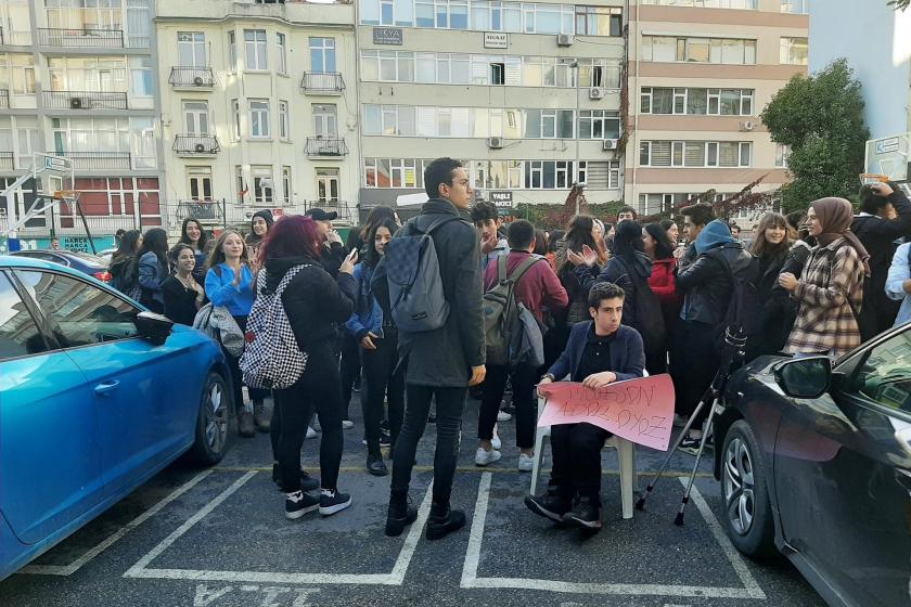 Kadıköy Muhsin Adil Binal Mesleki ve Teknik Anadolu Lisesi önünde yapılan eylemden bir fotoğraf