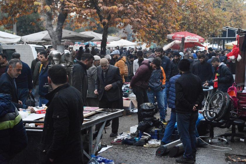 Diyarbakır'da her pazar günü kurulan 'Bit Pazarı'nda insanlar çoğu ikinci el olan eşyalara bakıp alışveriş yaparken