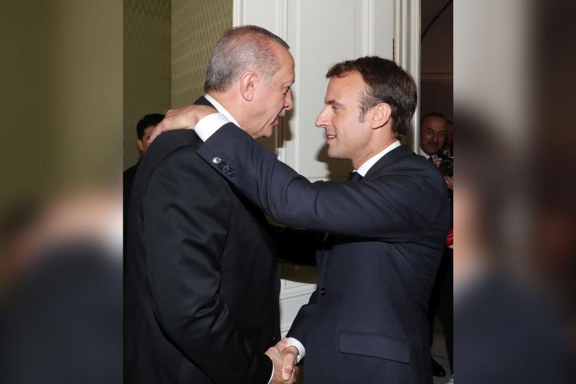 Cumhurbaşkanı Recep Tayyip Erdoğan (solda) ve Emmanuel Macron (sağda)