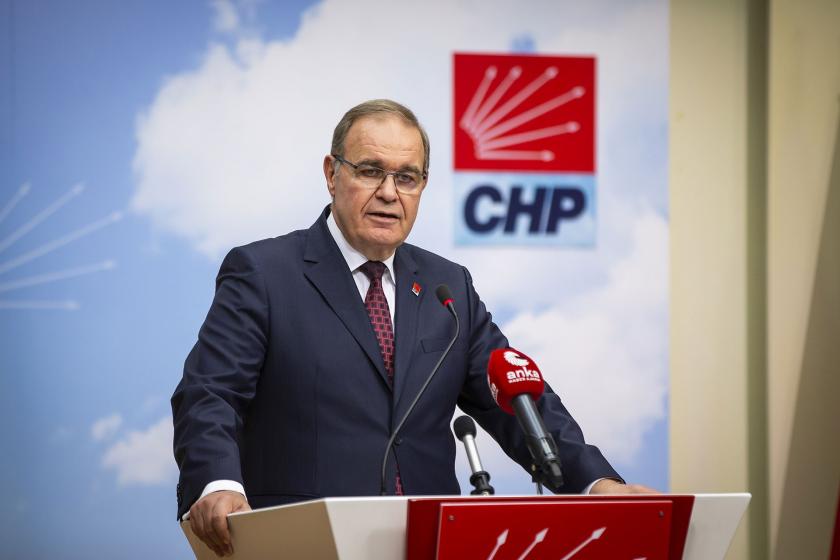 CHP Sözcüsü Faik Öztrak, CHP logosunun yer aldığı kürsüde konuşma yapıyor. 