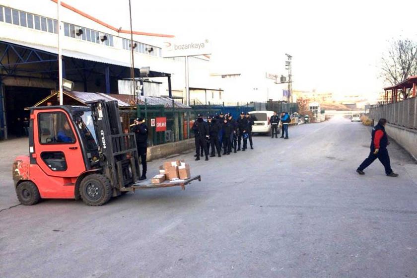 Bozankaya işçilerinin fabrika önünde direnmesine engel olan polisler