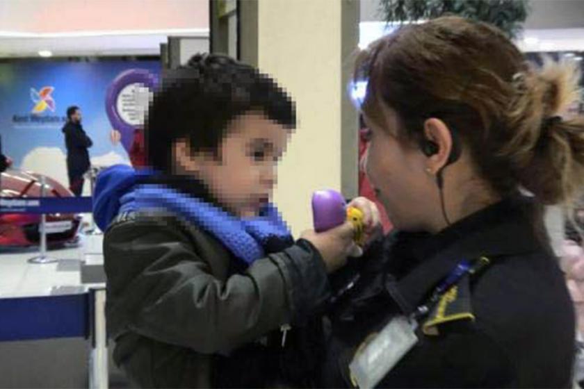 Annesi tarafından AVM'ye bırakılan çocuk ve çocuğu bulan güvenlik görevlisi