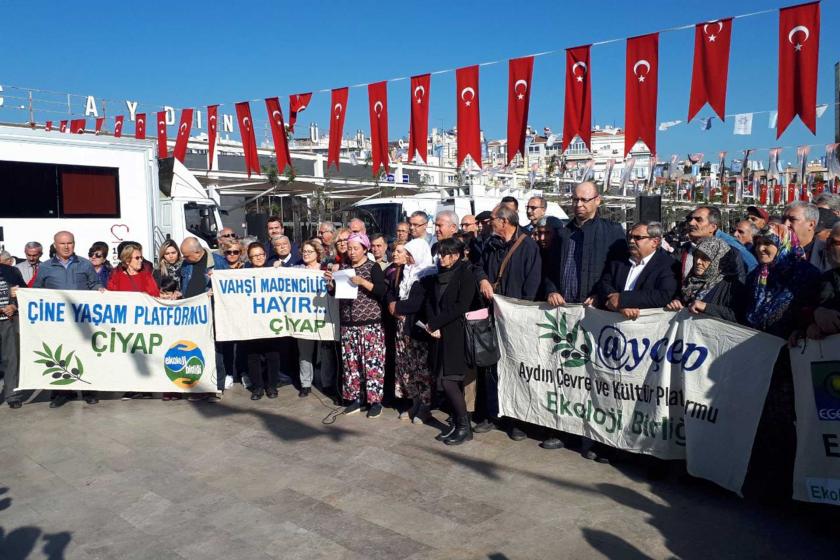 AYÇEP pankartları arkasında köylüler eylem yapıyor.