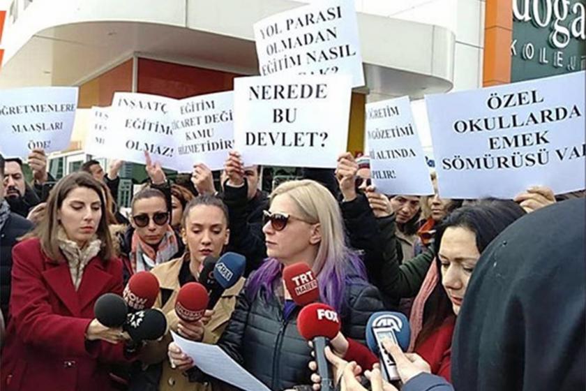 Doğa Kolejleri Genel Müdürlüğü binası önünde basın açıklaması yapan veliler