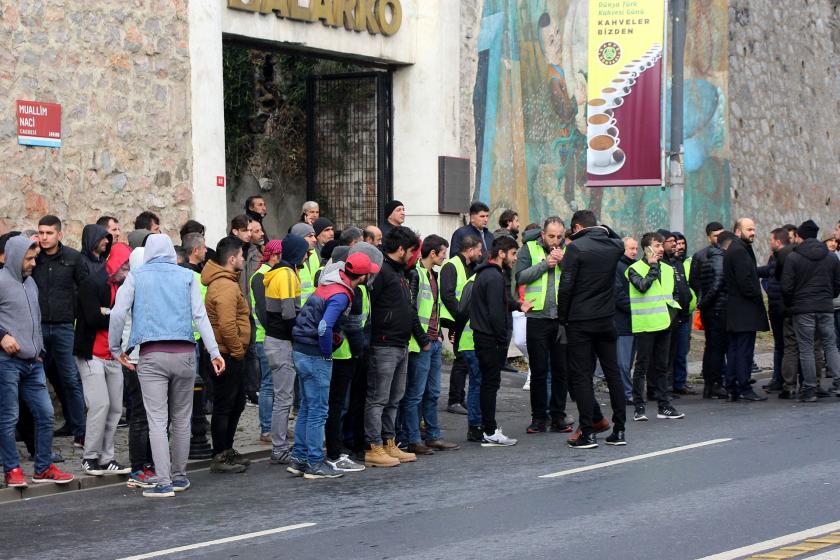 Metro işçileri yüklenici firma önünde bekliyor