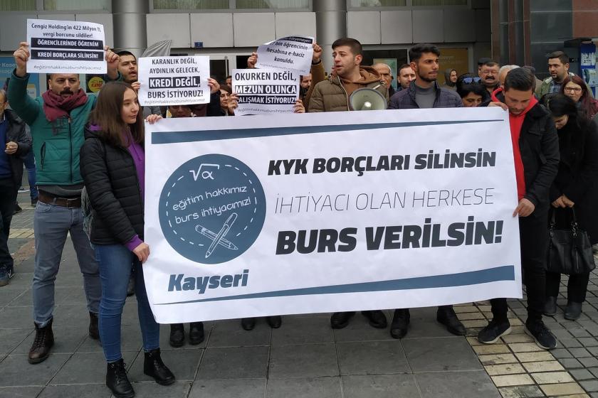 Kayseri'de üniversite öğrencileri 'KYK borçları silinsin, ihtiyacı olan herkese burs verilsin!' pankartının arkasında açıklama yaparken