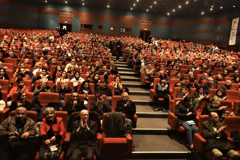 İstanbul'da düzenlenen Evrensel'in 25. yılı dayanışma etkinliğine katılanlar. 