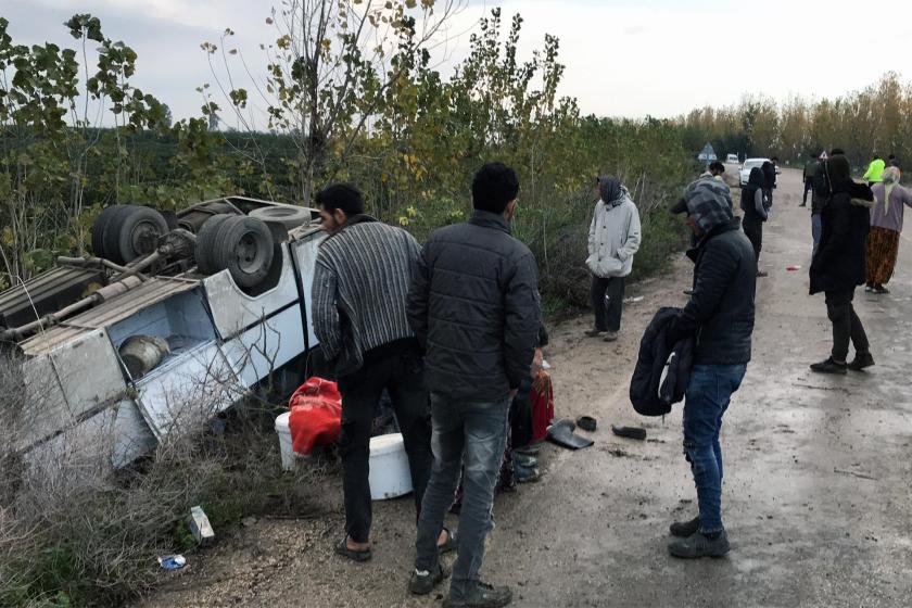 Devrilen işçi servisi çevresinde yardım etmeye çalışan vatandaşlar