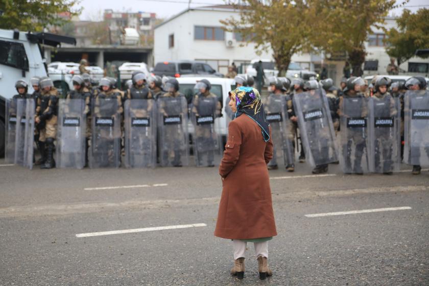 Hatice Taş, jandarma barikatı önünde direnirken.