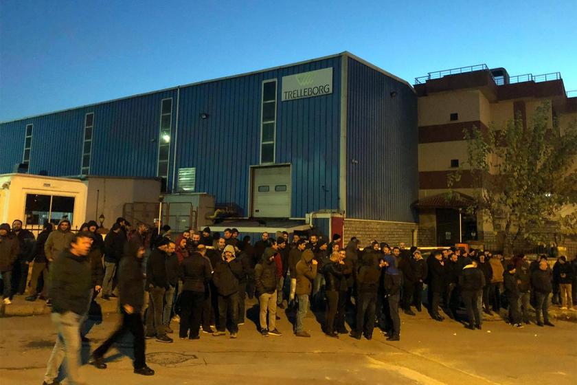 Greve çıkan Trelleborg fabrikası işçileri fabrika önünde bekliyor (Arşiv)