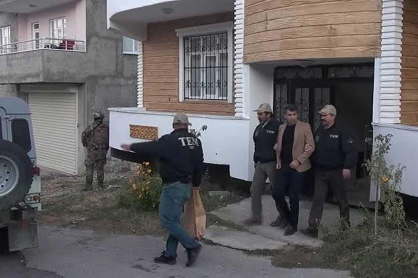 İpekyolu Belediye Eş Başkanı Azim Yacan gözaltına alınırken.
