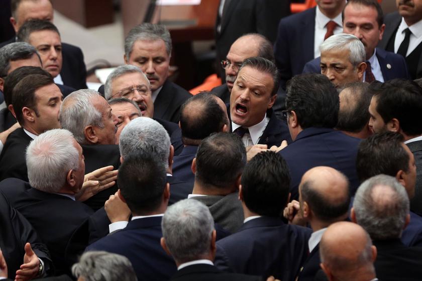 Mecliste milletvekilleri arasında yaşanan arbede