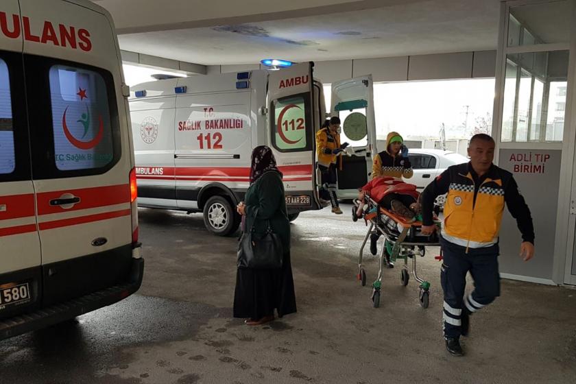 yaralanan ambulanstan hastaneye taşınıyor