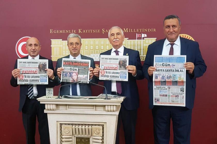 TBMM'de BİK'in ilan sansürüne tepki gösteren milletvekilleri Evrensel ve Birgün gazeteleriyle