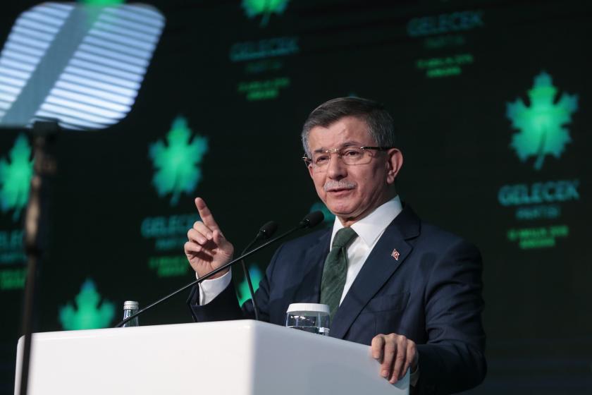 Eski başbakanlardan Ahmet Davutoğlu, Gelecek Partisinin tanıtım programında konuşuyor.