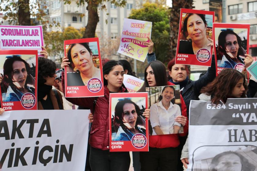 Habibe Çevik ve Fatma Akta'nın öldürülmesine dair görülen dava öncesi kadınlar basın açıklaması yaparken