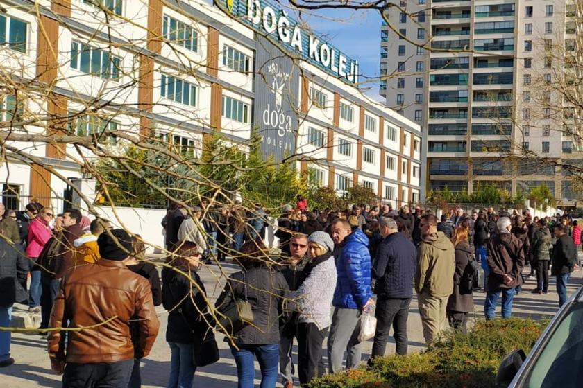 Ankara Eryaman'da bulunan Doğa Koleji binası önüne gelen veliler, yönetimin açıklama yapmamasına dair protesto eylemi yaptı