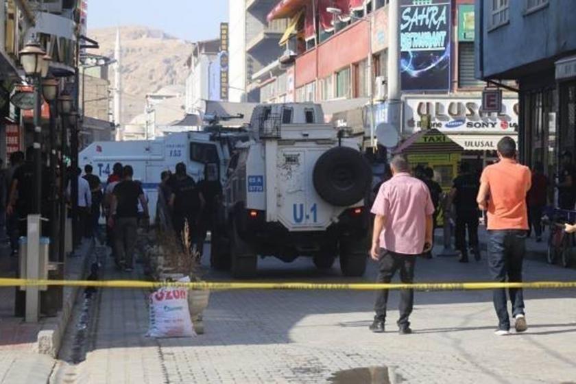 Van'da polis giremez yazısı ve sokaktaki TOMA'lar