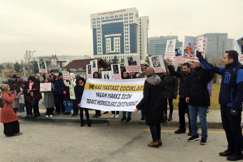 Aileler, “Kas Hastalığı Bölümü” için eylemdeydi