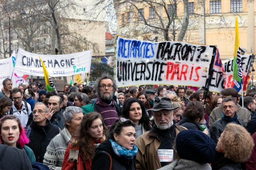 Fransa'da greve destek verenler ve üniversite öğrencilerinin pankartı