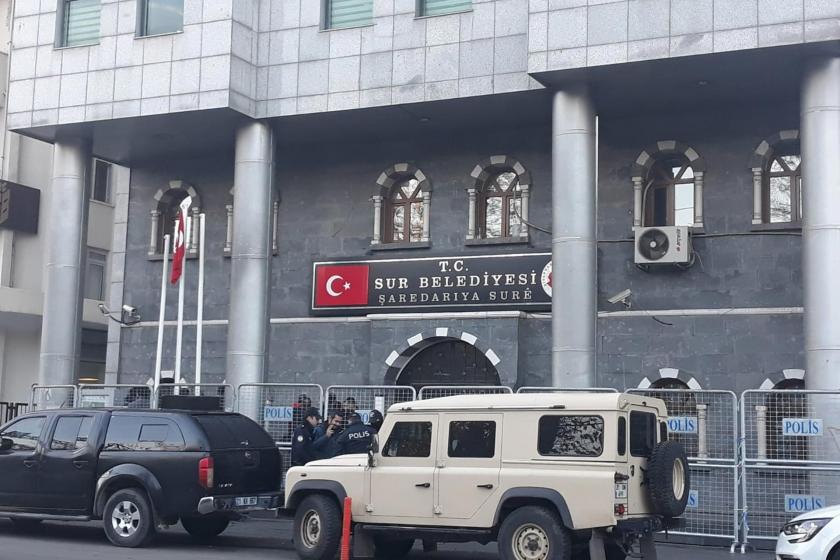 Diyarbakır Sur Belediyesi binası önünde polis araçları ve polis barikatı