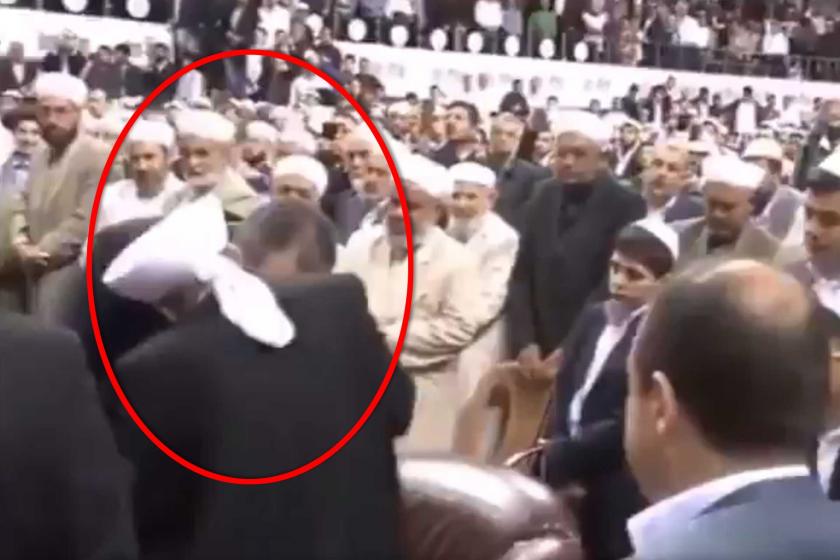 Abdülhamit Gül, Haznevi Tarikatı liderinin elini öperken.