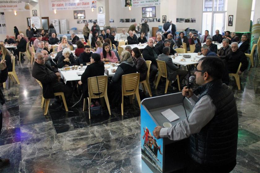 İskenderun'da düzenlenen Evrensel'le dayanışma etkinliğinde Yazarımız Ercüment Akdeniz konuşma yapıyor