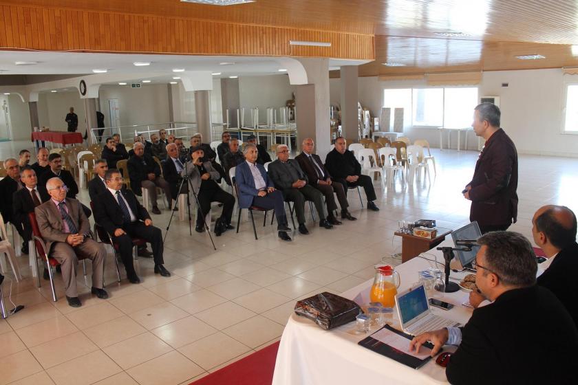 Hatay'ın Erzin ilçesinde üreticiler ve ilçedeki oda ve kooperatifler Erzin'de tarımın sorunlarını konuşmak için bir araya geldi