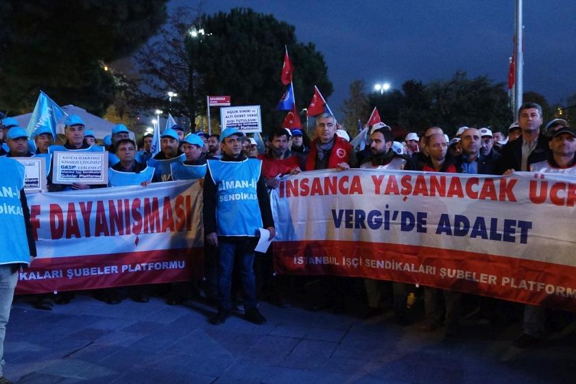 İstanbul İşçi Sendikaları Şubeler Platformunun yaptığı açıklamada işçiler 'İnsanca yaşanacak asgari ücret, vergide adalet' pankartının arkasında dururken